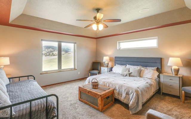 Spearfish Retreat w/ Fireplace + Mountain Views!