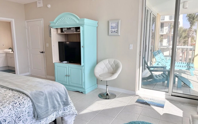 Sunshine Daydream 3 Bedroom Condo by RedAwning