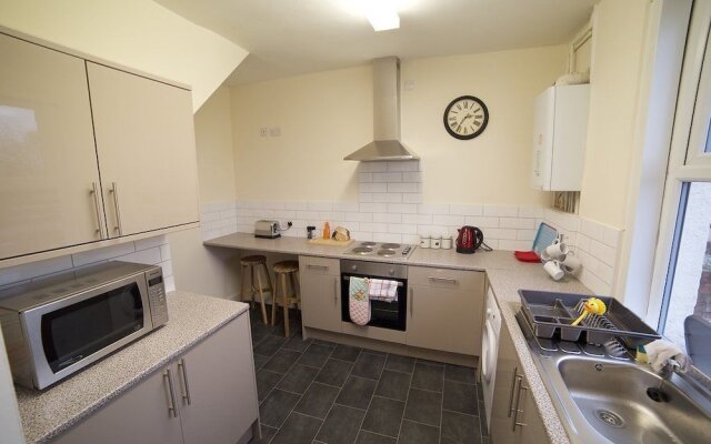 Bristol Serviced Lets - 152/154 Bath road