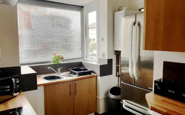 Cosy House Walking distance to Beach Free Parking