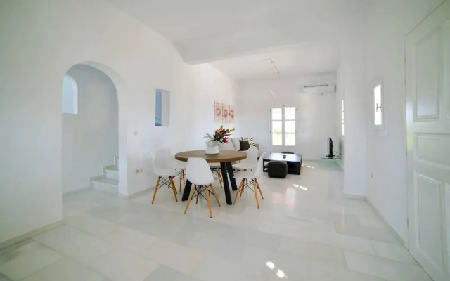 Coral Villa With 4 Bedrooms in Paros