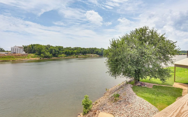 Tennessee River Retreat: Multi-level Deck & Views