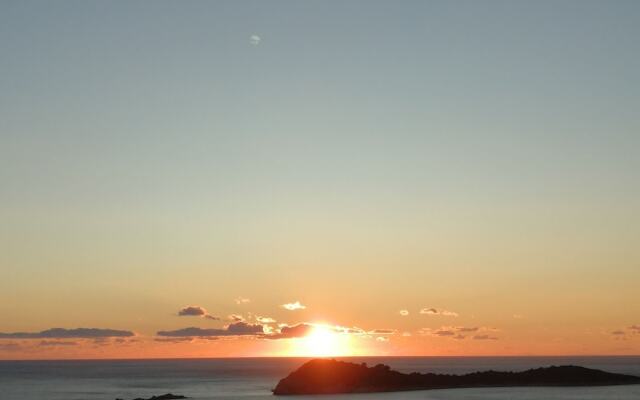 Comfortable Apartment With Amazing Seaview and Private Balcony,free Parking,wifi