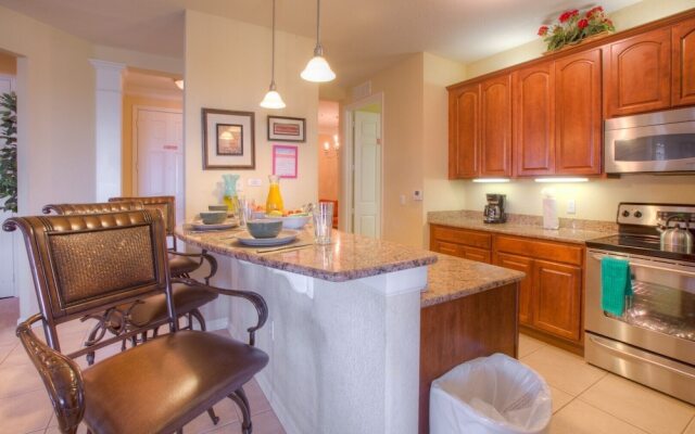 Lovely Third-floor Vista Cay Resort Condo!