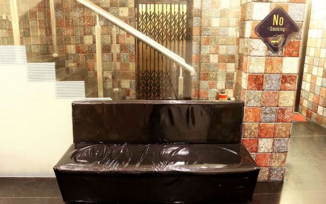 OYO 1483 Hotel Hiland Inn