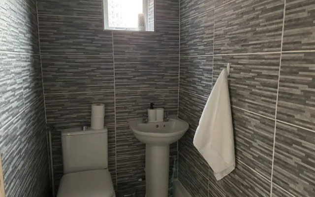 Oxford-house-sleeps 7-parking-garden