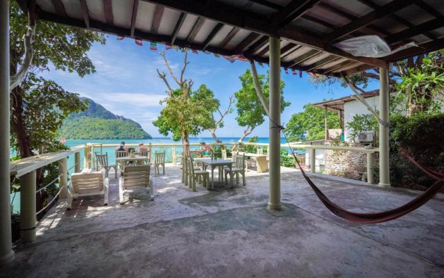 Phi Phi Cozy Seafront Resort