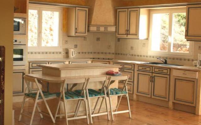 Cozy Villa in Roquebrun with Swimming Pool