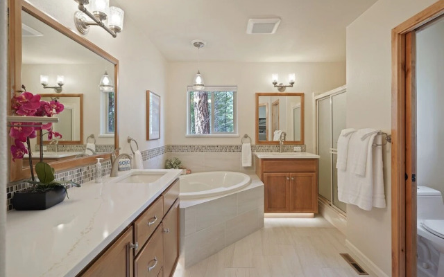 Super Coop 5 Bedroom Home by RedAwning, Bend