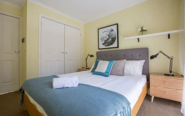 Spacious Comfortable Home in Wheelers Hill+pool
