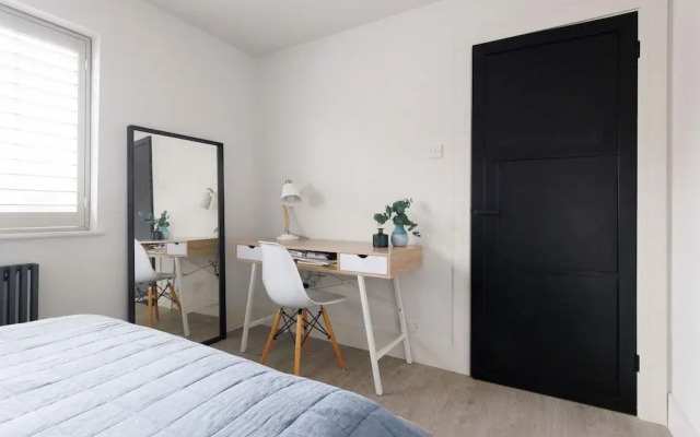 Stylish 4 Bed Home Close to Beach