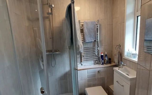 Spacious 3 Bedroom Apartment Near Camden With Balcony