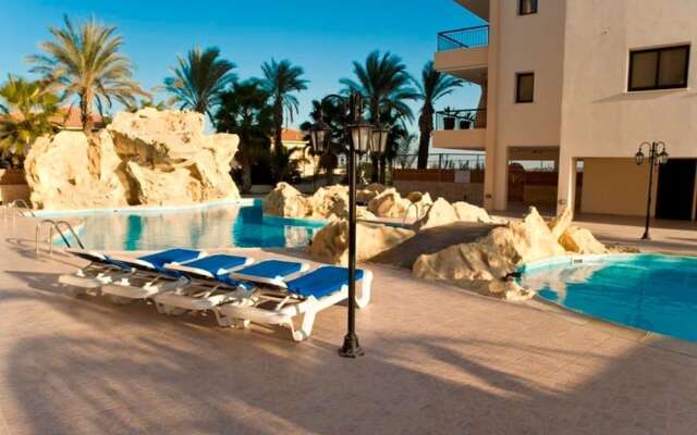 2 bed Apartment Overlooking Pool - Oroklini
