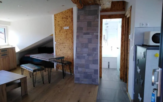 Komplette Dachwohnung mit Balkon und Bergblick