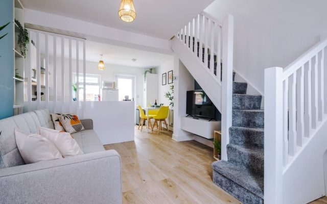 Stylish Home Incredible Location Sleeps 5