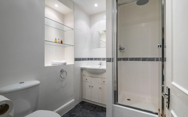 Pleasant Putney Home Close to the Tube Station