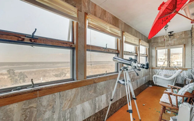 Beachfront Home ~ 7 Mi to Cape May!