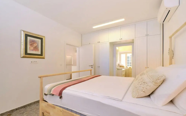 Charming Island Villa Alba