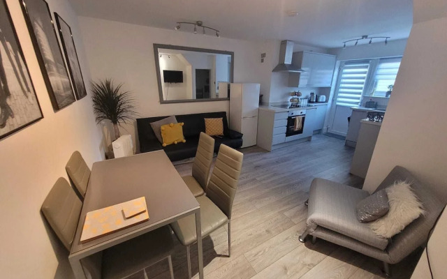 Entire Apartment With sun Filled Private Garden