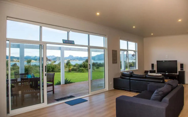 Waterfront Wonder - Matarangi Holiday Home