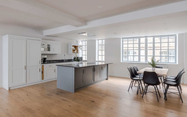 The Eyre Suite Five - Farringdon - by Frankie