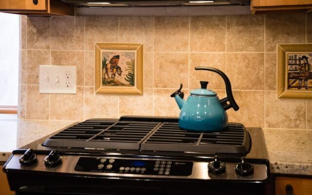 Desert Breeze - Delightful Railyard Adobe, Walk to The Plaza