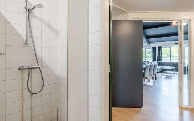 Well Furnished Home for Groups with Dishwasher near Water