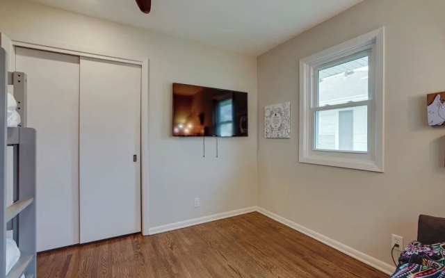 Pet-friendly Minneapolis Home ~ 8 Mi to Downtown!
