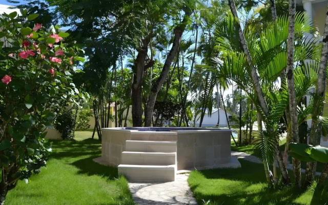 Room in Guest Room - Oceanfront Suite With Kitchenette Stunning Views & Secluded Luxury