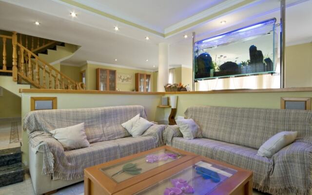 Villa - 4 Bedrooms with Pool, WiFi and Sea views - 104966