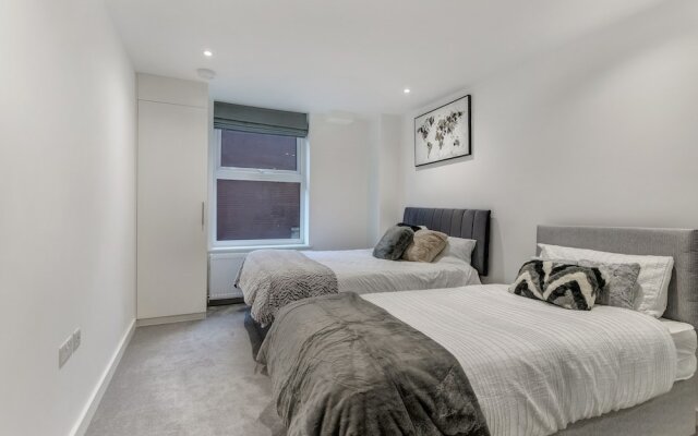 Central 1-bed Apartment in Slough Sleeps 3!