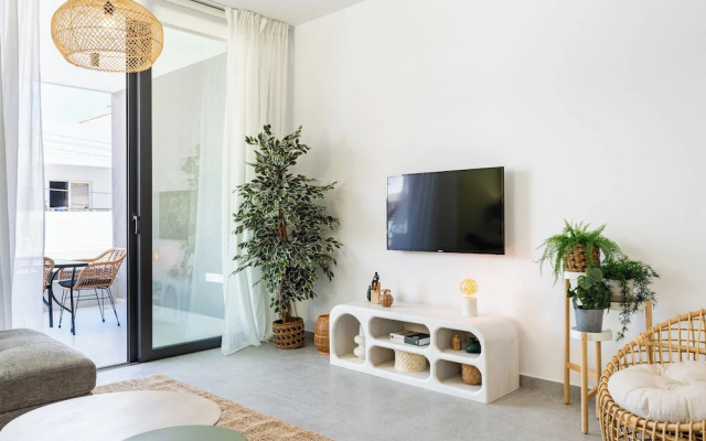 Solenne Stylish 2-BR Apt in Larnaca