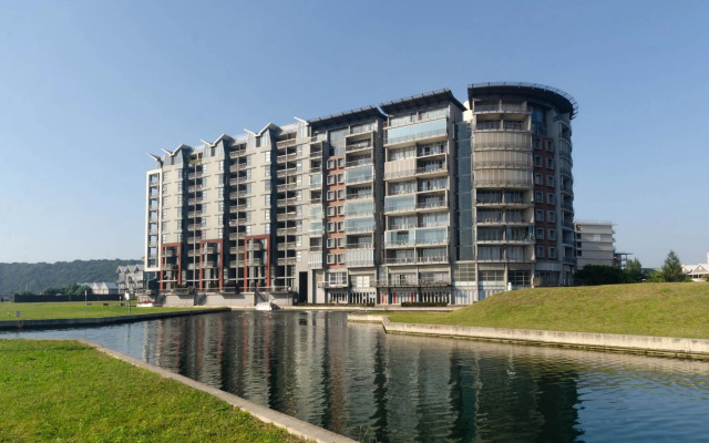 Quayside Waterfront Apartment