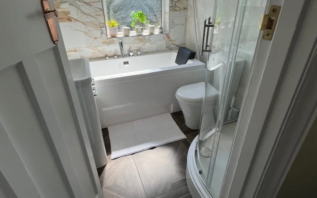 Cardiff - Sleeps 7 - Parking - Jacuzzi - Garden