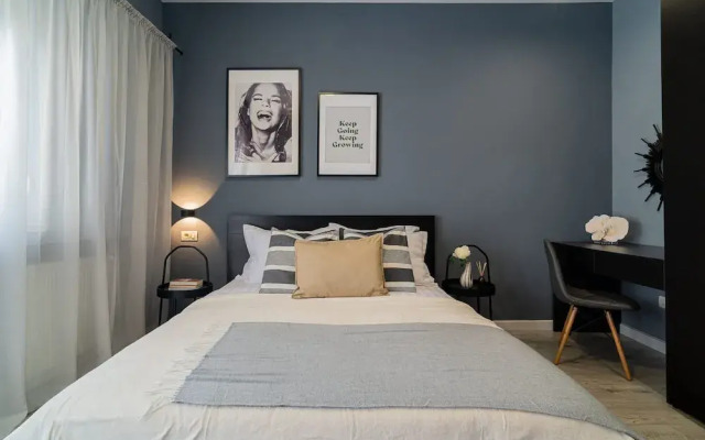 Chic Black White 2BR Retreat on Dambovitei