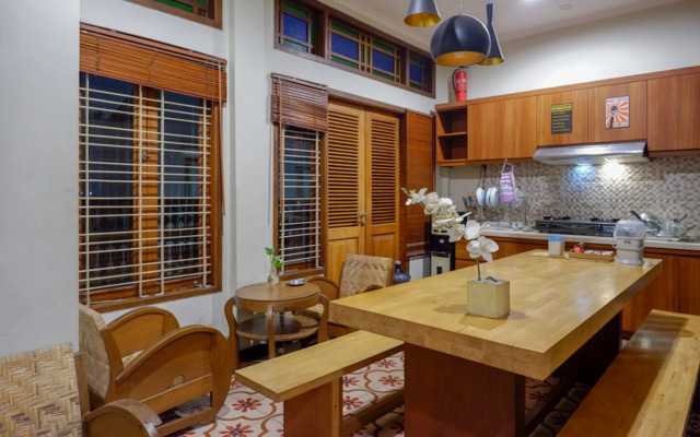 RedDoorz Plus near Hartono Mall 2