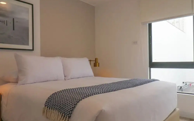 w Sophisticated 2BR With Balcony in Miraflores