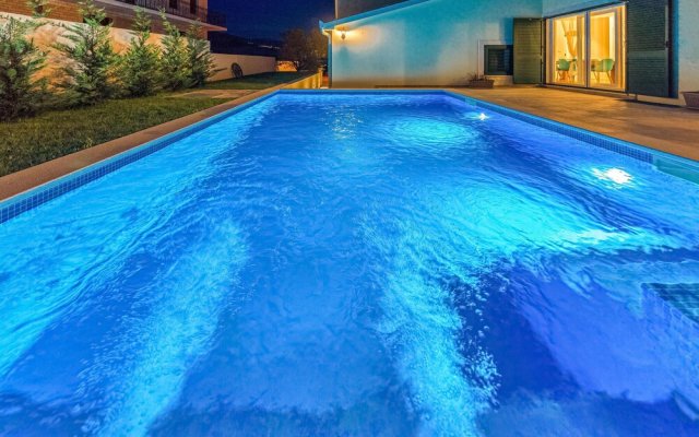 Beautiful Home in Mravince With Outdoor Swimming Pool, Wifi and 3 Bedrooms