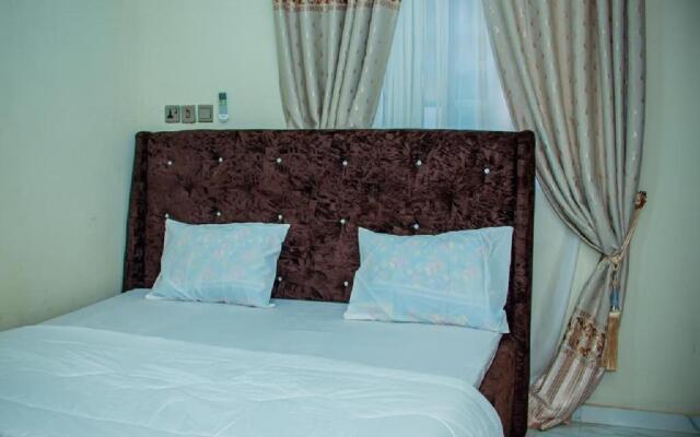 Luxury 3-Bedroom Duplex FAST WIFI & 247Power