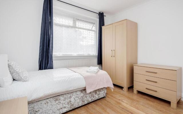 Lovely 4-bedroom House Near Romford Station