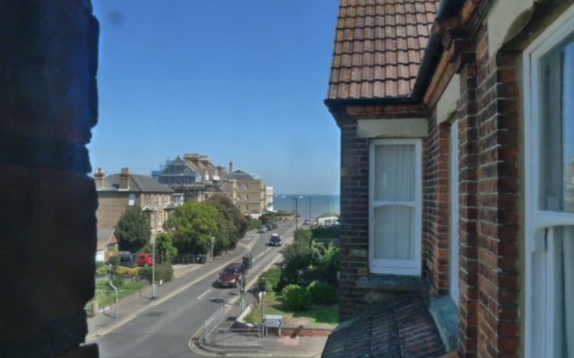 Light, Spacious 2 bed 2 Bath Flat. Sleeps 2-8
