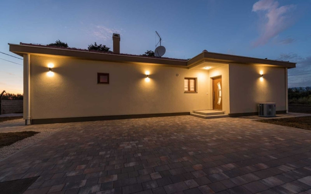 Holiday House with Hot Tub