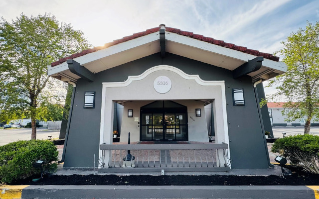 La Quinta Inn by Wyndham Indianapolis Airport Lynhurst