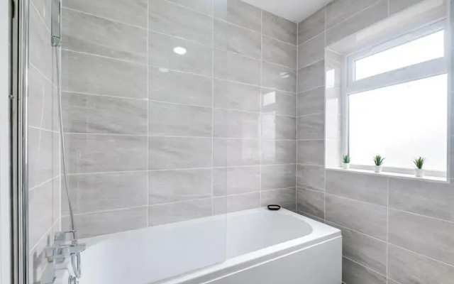 Elegant 5 Bedroom House/free Parking/yard