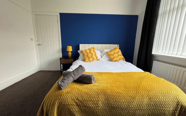 City Centre-4 Br-sleeps 7-garden-free Parking