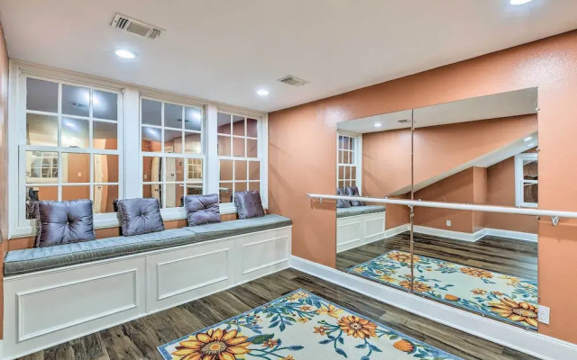 Private Pool: Spacious & Vibrant Argyle Villa!