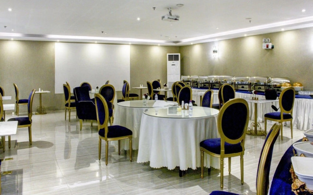 Capital O 581 Goldish Hotel