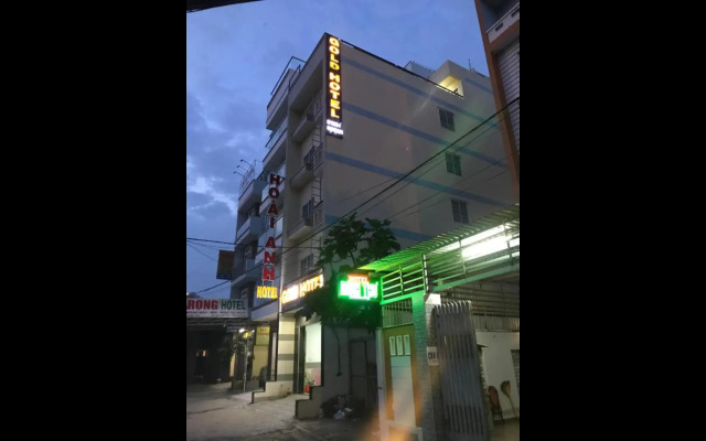 Gold Hotel