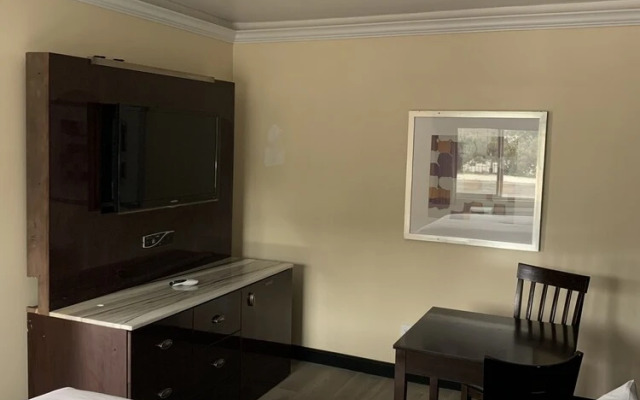 Willow Tree Inn  Suites