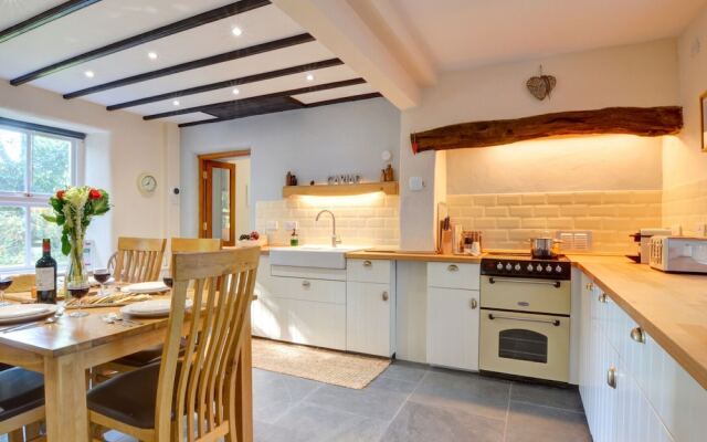 Restful Holiday Home in Glandwr near River